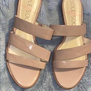 Patent leather nude 3 straps sandals